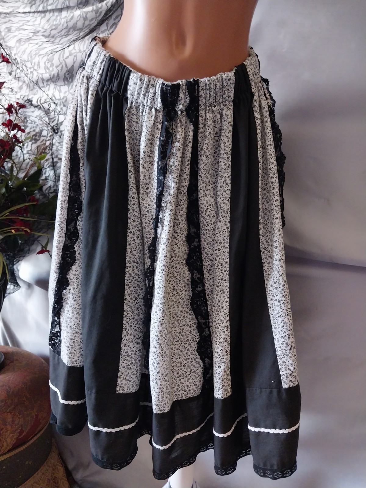 VTG PATCHWORK ORGANIC COTTON LACE FLOWERS BLK WHT CIRCLE SKIRT BOHO PEASANT S-54