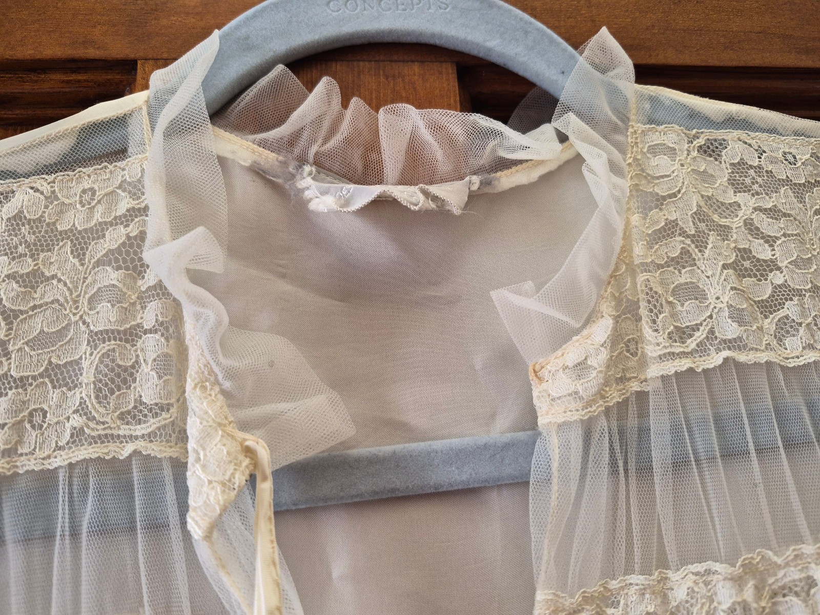 VINTAGE NEGLIGEE ROBE IVORY WHITE 1950’s SILKY SATIN/LACE/TULLE BY “TULA”