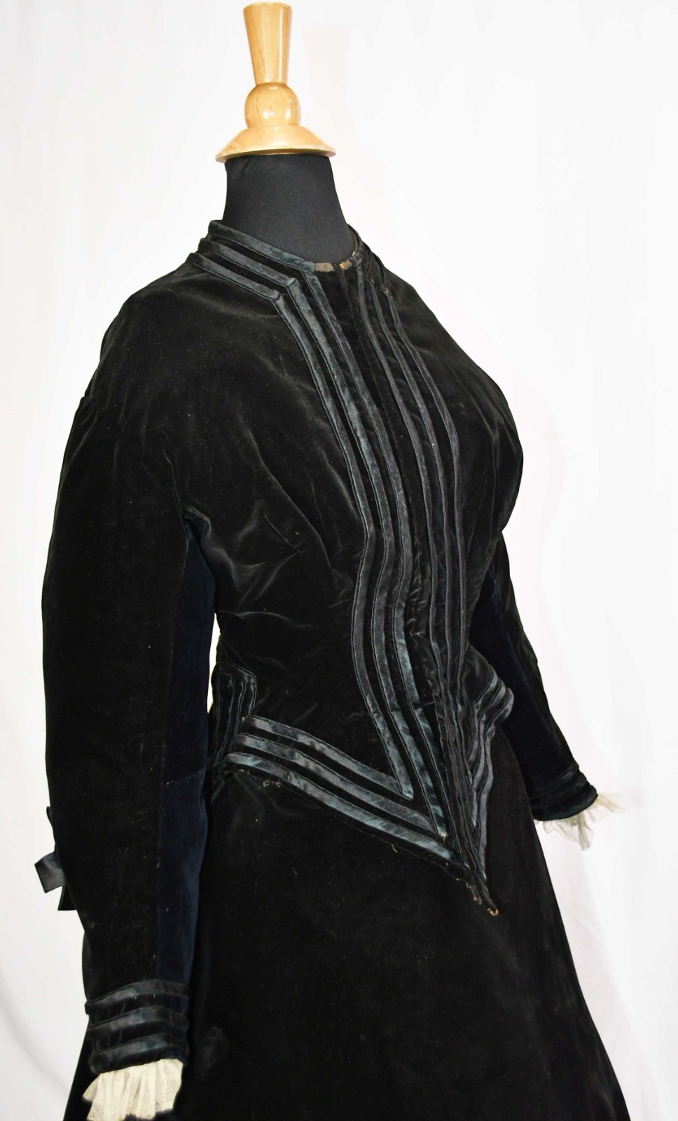 VICTORIAN TRAINED VISITING DRESS, 3 PC VELVET OUTFIT, 1880s, MUSEUM DEACCESSION