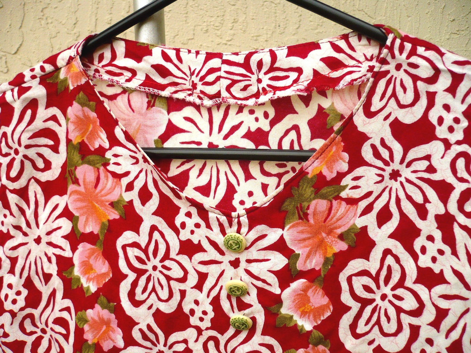 VTG S XS HAWAIIAN FLORAL LIGHTWEIGHT SIMPLE BATIK LOOK RED PEACH BLOUSE WOMEN