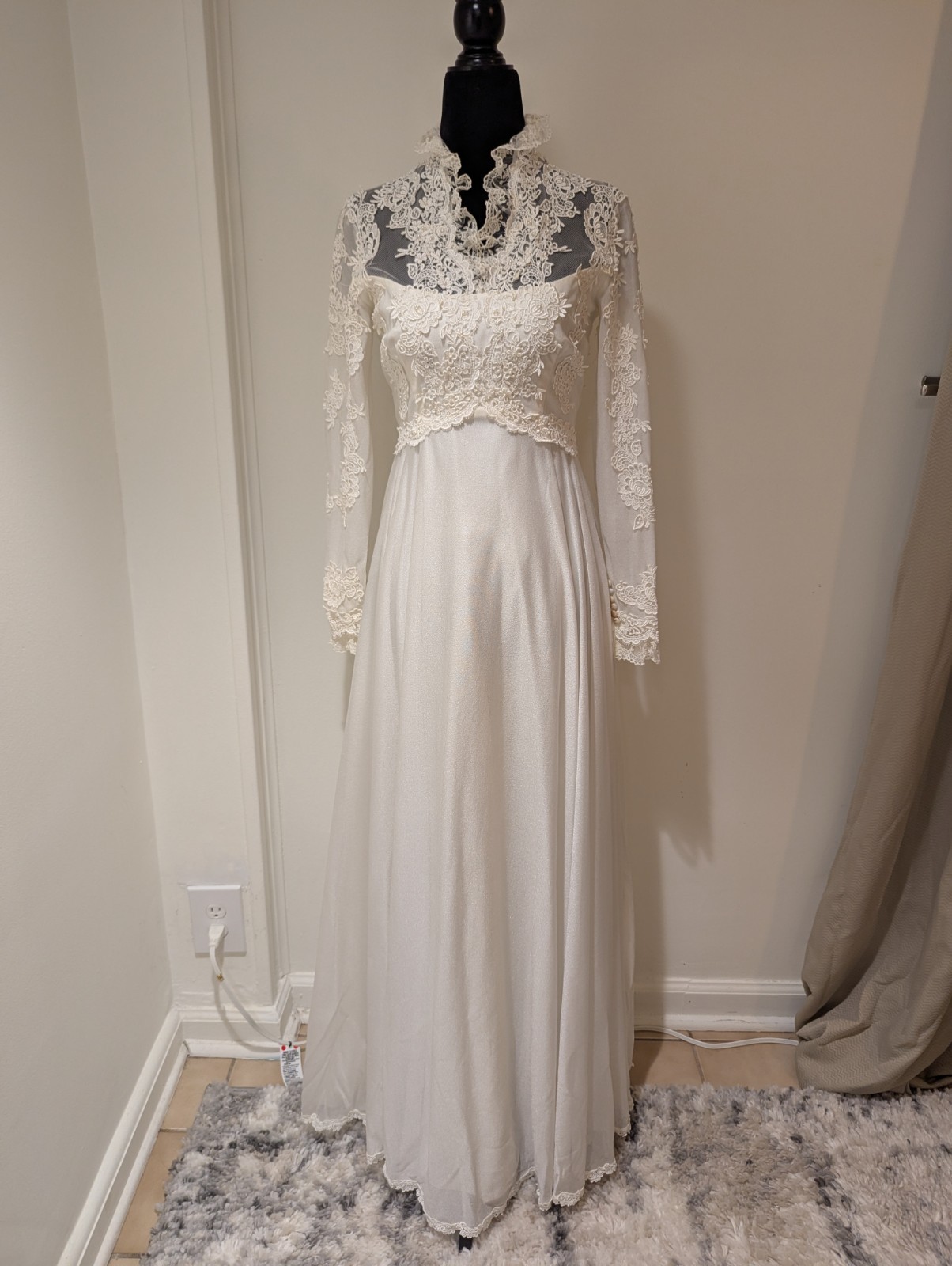 Vintage 1970s Unbranded Off White Wedding Dress Lace Applique Pearl Long Sleeve