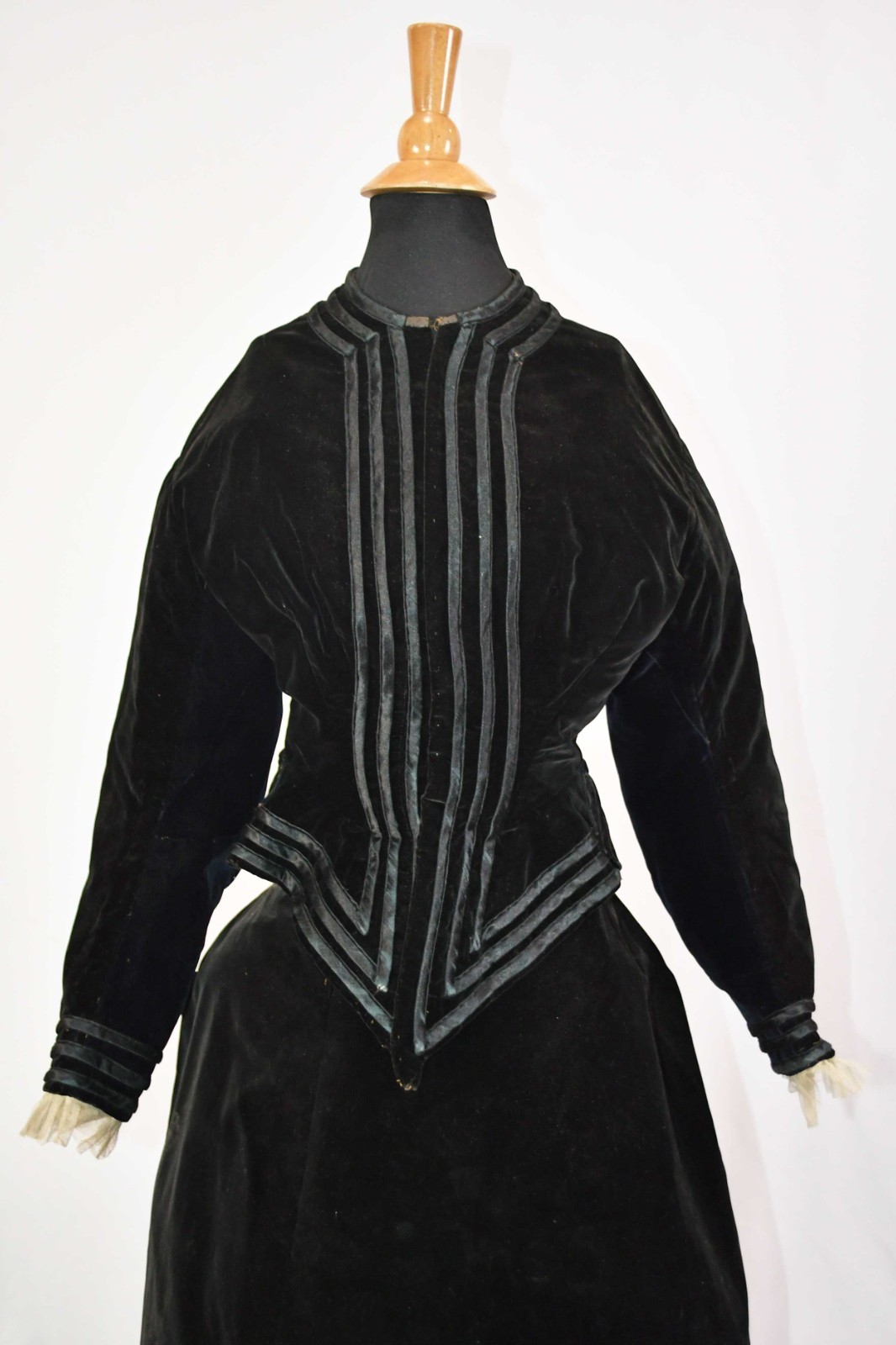 VICTORIAN TRAINED VISITING DRESS, 3 PC VELVET OUTFIT, 1880s, MUSEUM DEACCESSION