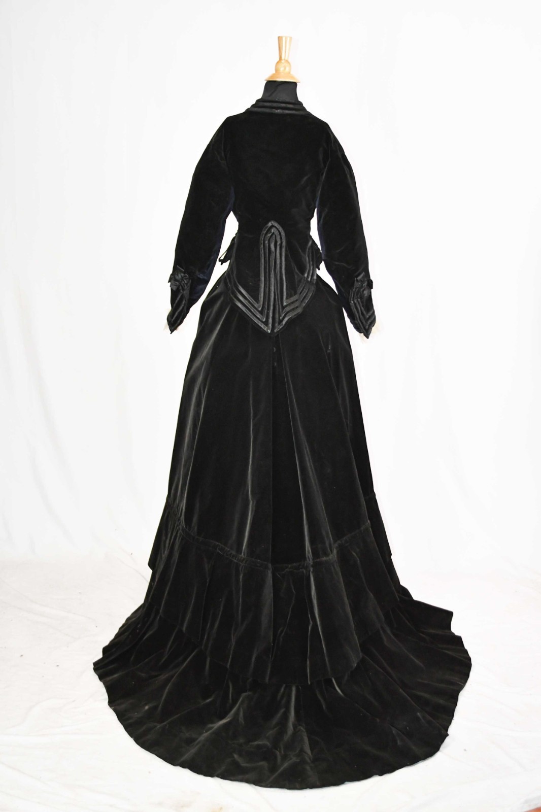 VICTORIAN TRAINED VISITING DRESS, 3 PC VELVET OUTFIT, 1880s, MUSEUM DEACCESSION