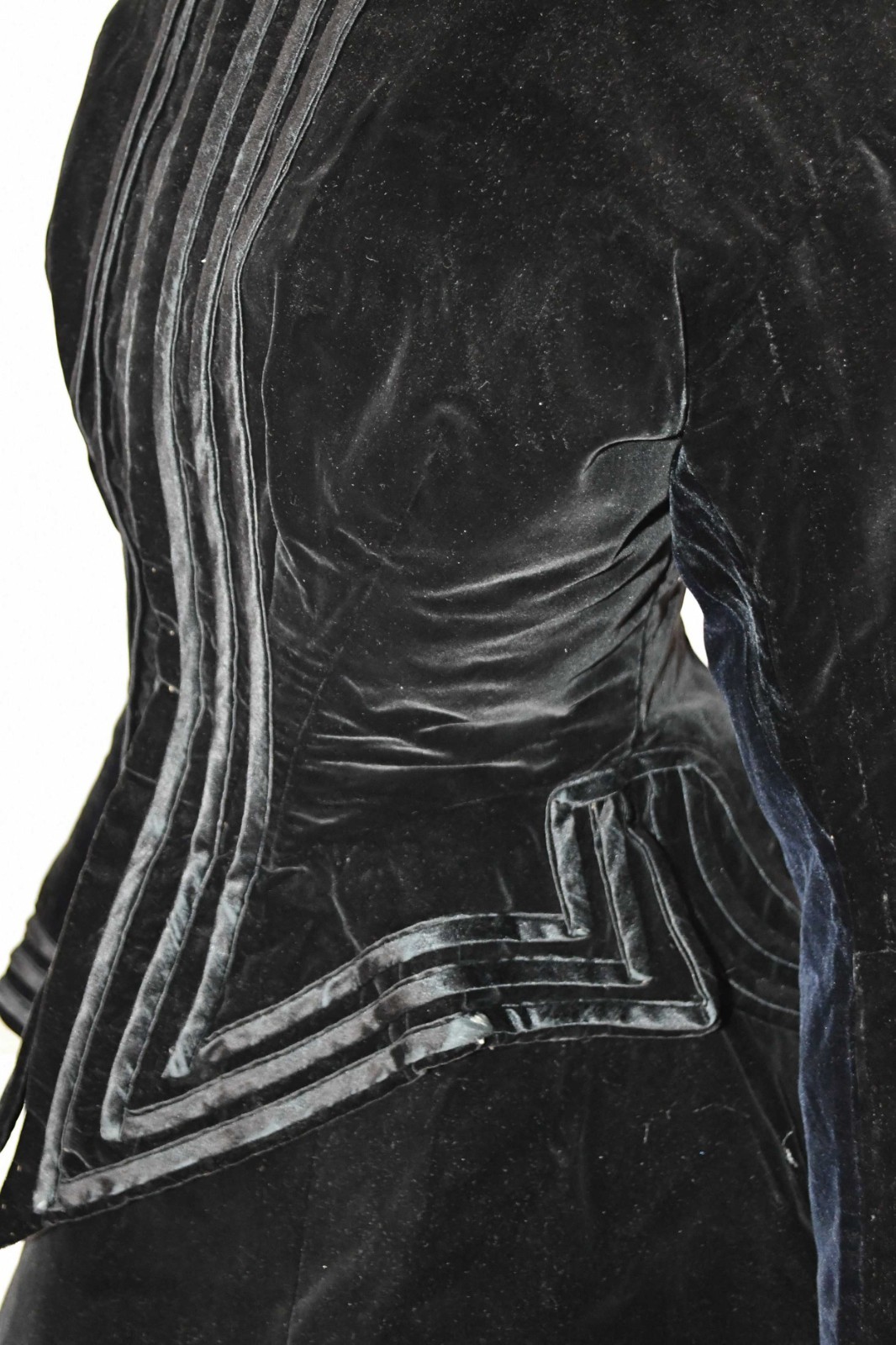VICTORIAN TRAINED VISITING DRESS, 3 PC VELVET OUTFIT, 1880s, MUSEUM DEACCESSION