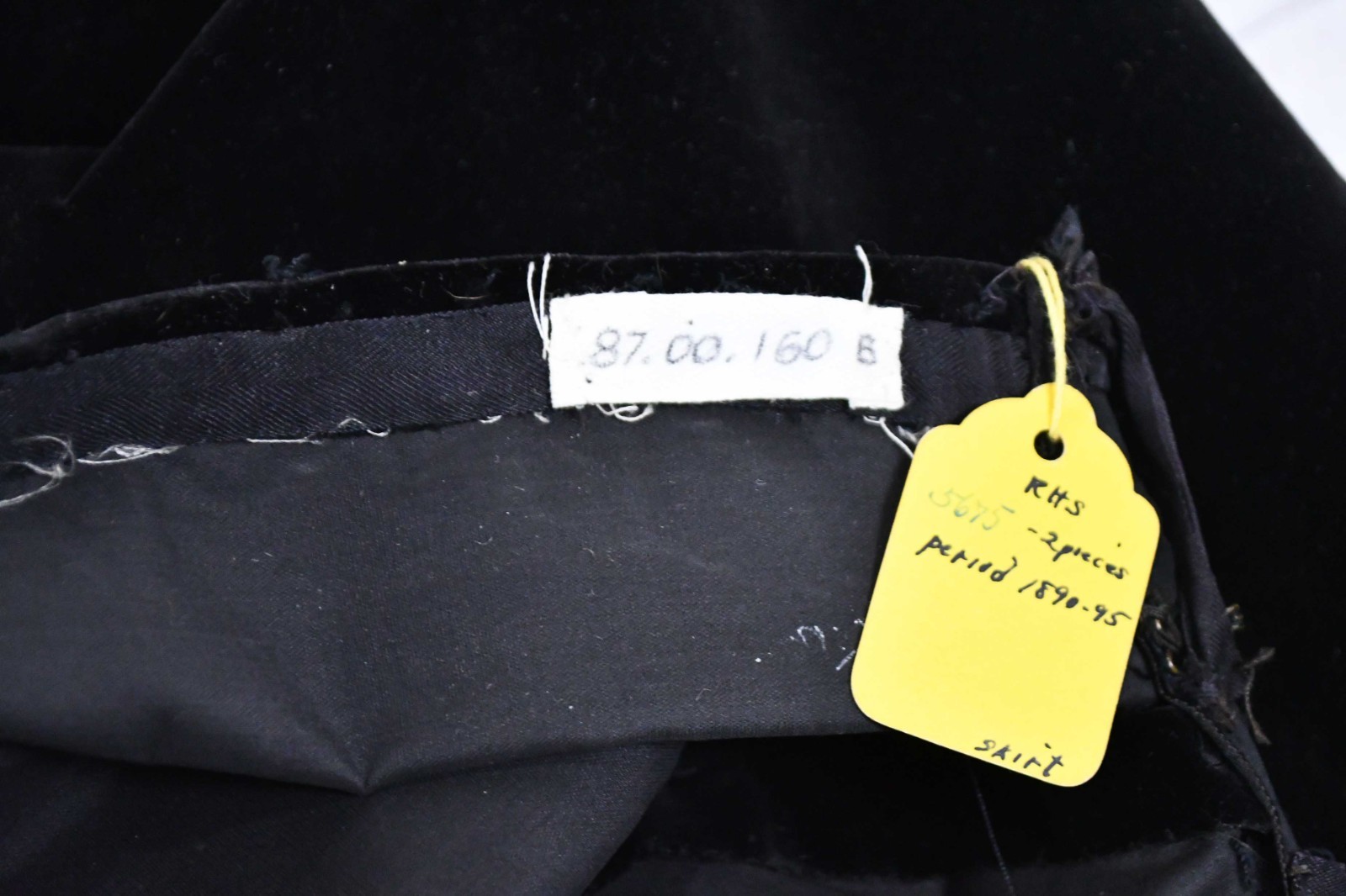 VICTORIAN TRAINED VISITING DRESS, 3 PC VELVET OUTFIT, 1880s, MUSEUM DEACCESSION