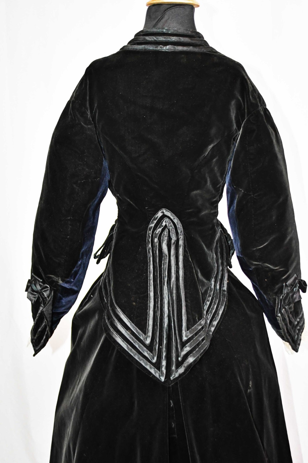 VICTORIAN TRAINED VISITING DRESS, 3 PC VELVET OUTFIT, 1880s, MUSEUM DEACCESSION