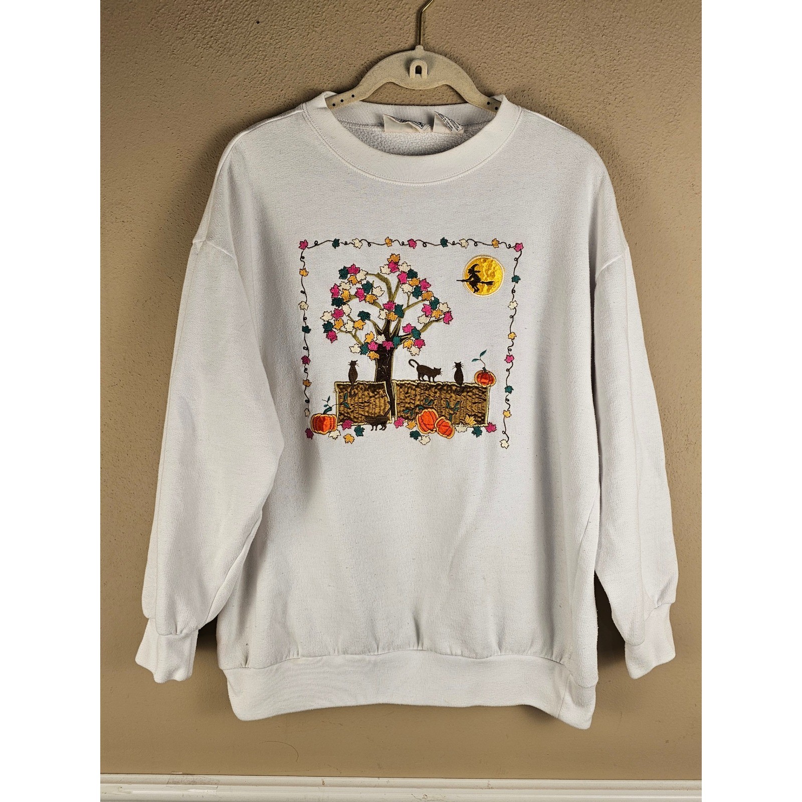 Vintage Basic Editions Womens White Embroidered Halloween Sweater Large