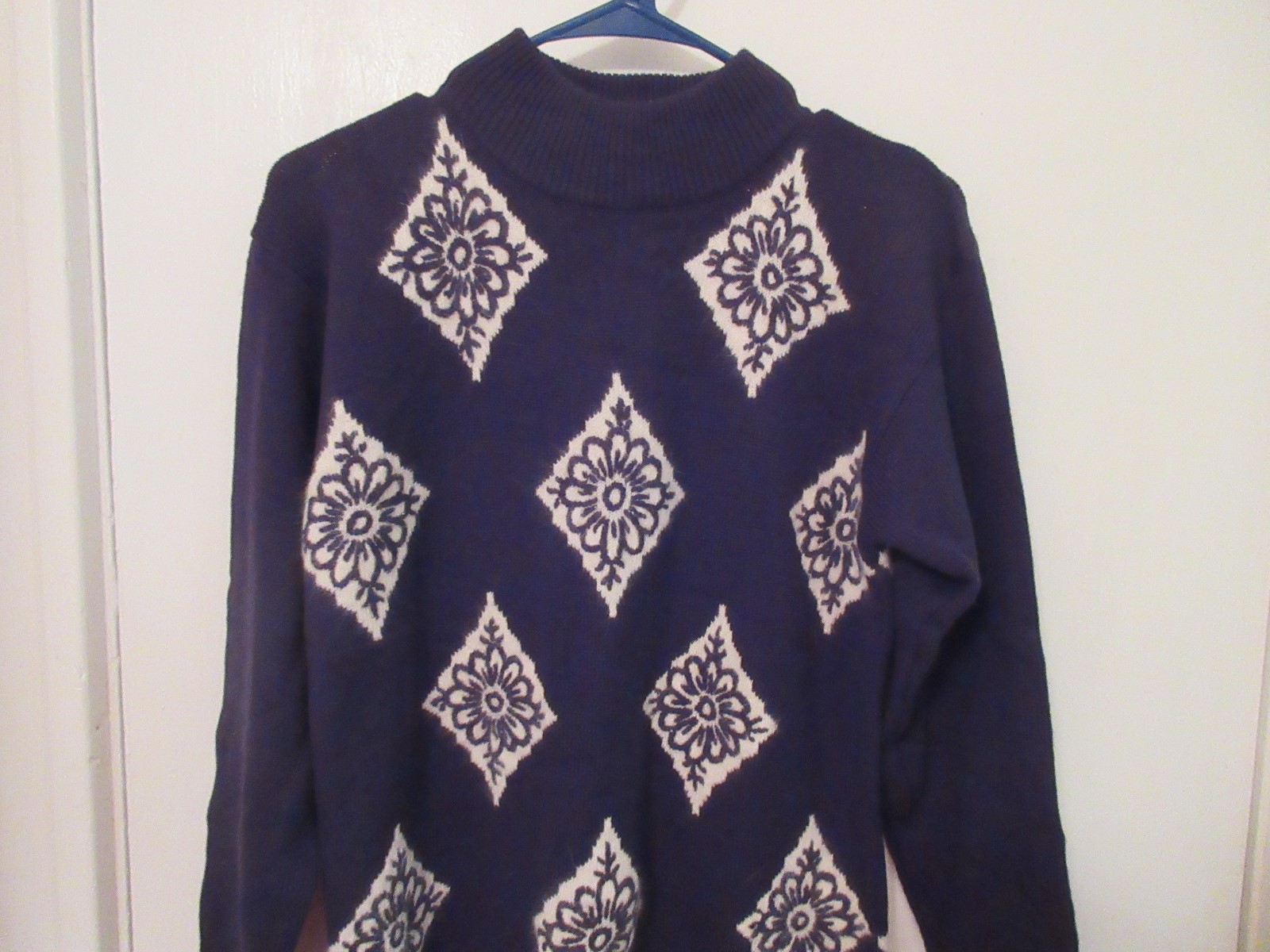 Cappagallo Ladies Sz Small Navy & White Lambswool, Acrylic, Angora Blend Sweater