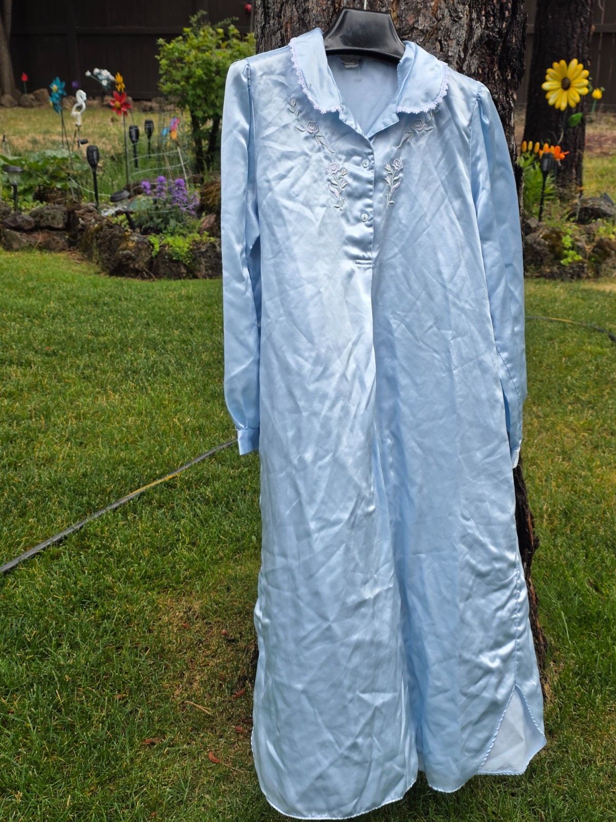 VINTAGE KATHARINES SATIN EMBROIDERED ROSES BLUE NIGHTGOWN SIZE MEDIUM SATIN