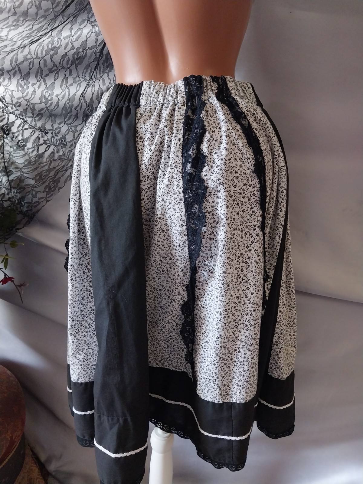 VTG PATCHWORK ORGANIC COTTON LACE FLOWERS BLK WHT CIRCLE SKIRT BOHO PEASANT S-54