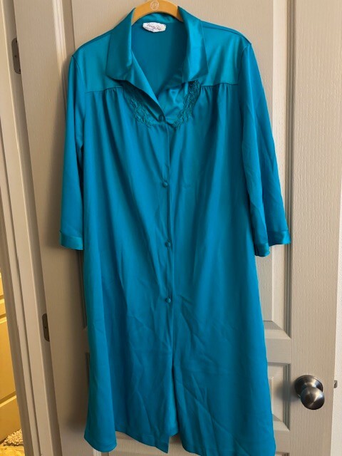 Vanity Fair M Nylon Robe Opaque Button Front Collar 3/4″ Sleeve Satin Trim 40″