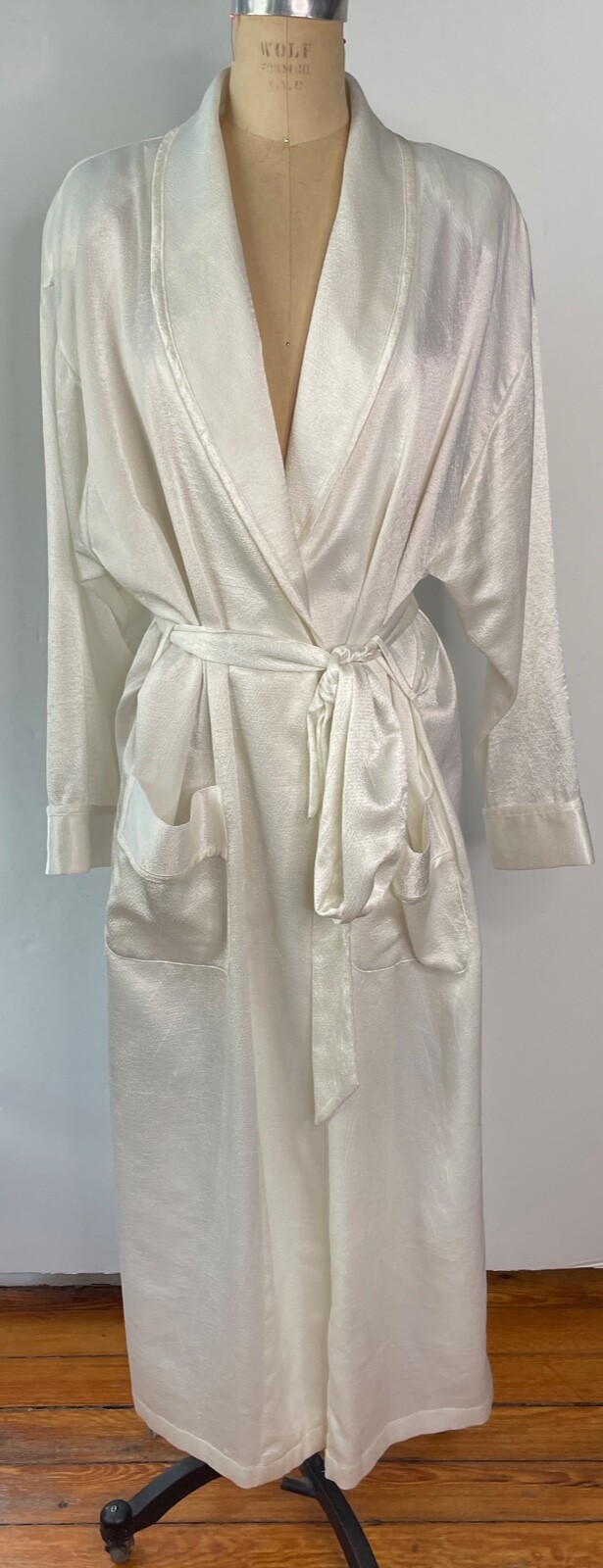 VTG 80’S VICTORIA’S SECRET GOLD LABEL SOFT WHITE CRINKLE SATIN BELTED ROBE*M/L