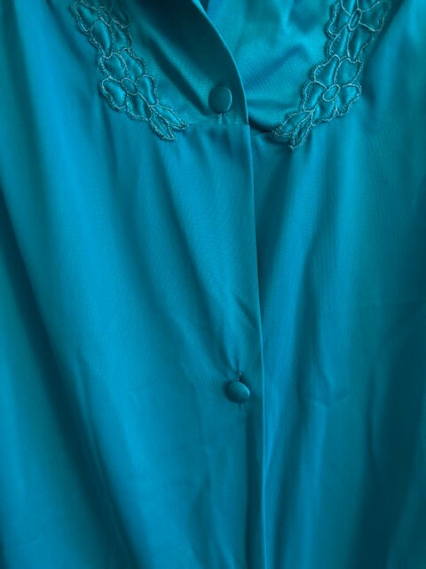 Vanity Fair M Nylon Robe Opaque Button Front Collar 3/4″ Sleeve Satin Trim 40″