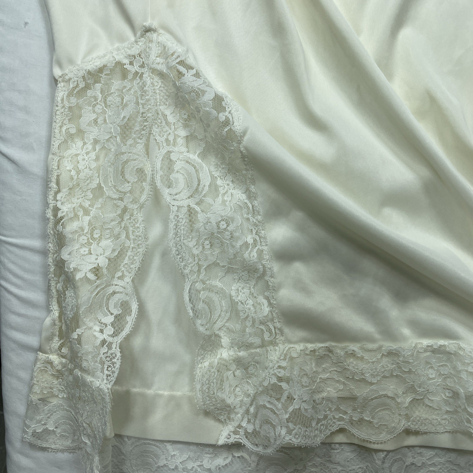 Vintage Intimates Lane Bryant Half Slip 1X Ivory 32″ Long Nylon Lace 13″ Slit