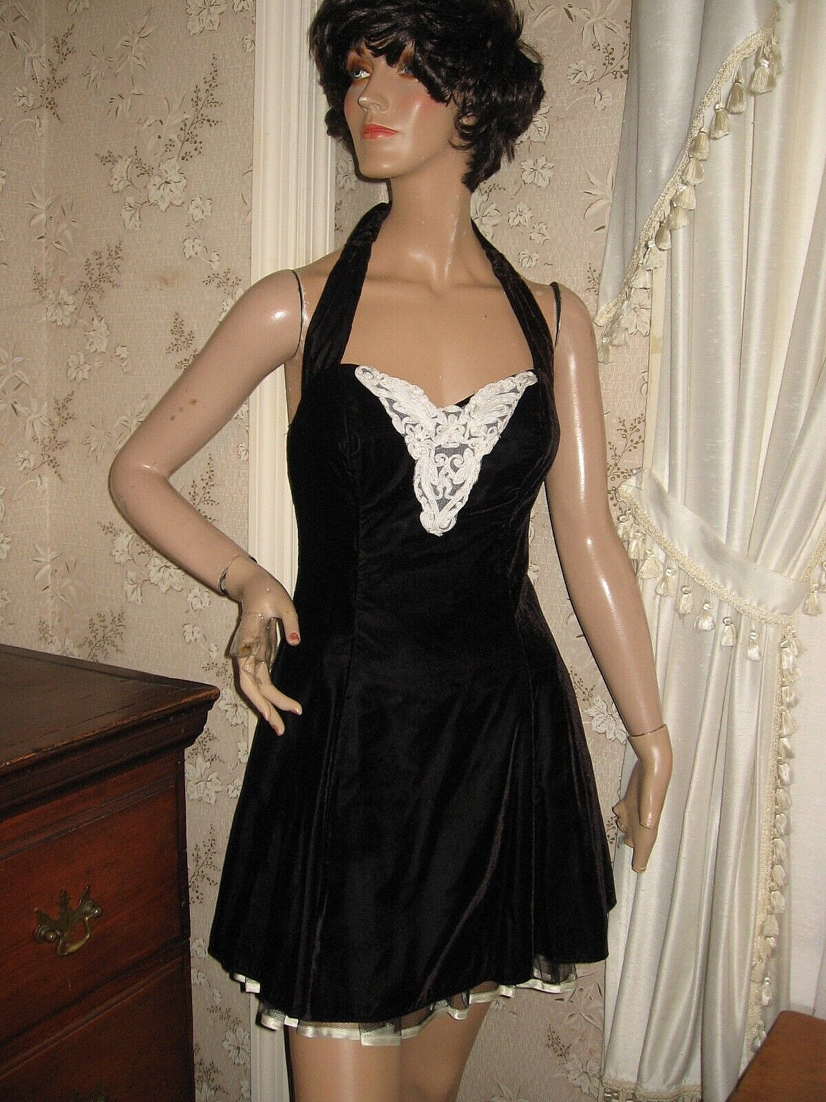 LOVELY VINTAGE STEPPIN’ OUT BLACK VELVET MINI HALTER LINED DRESS – 7