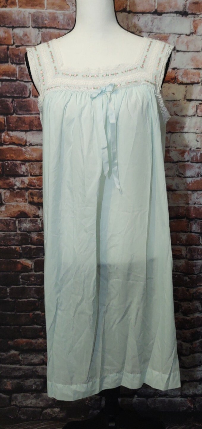 VINTAGE KOMAR COTTON BLEND LIGHT BLUE EMBROIDERED FLOWERS LACE NIGHTGOWN sz S