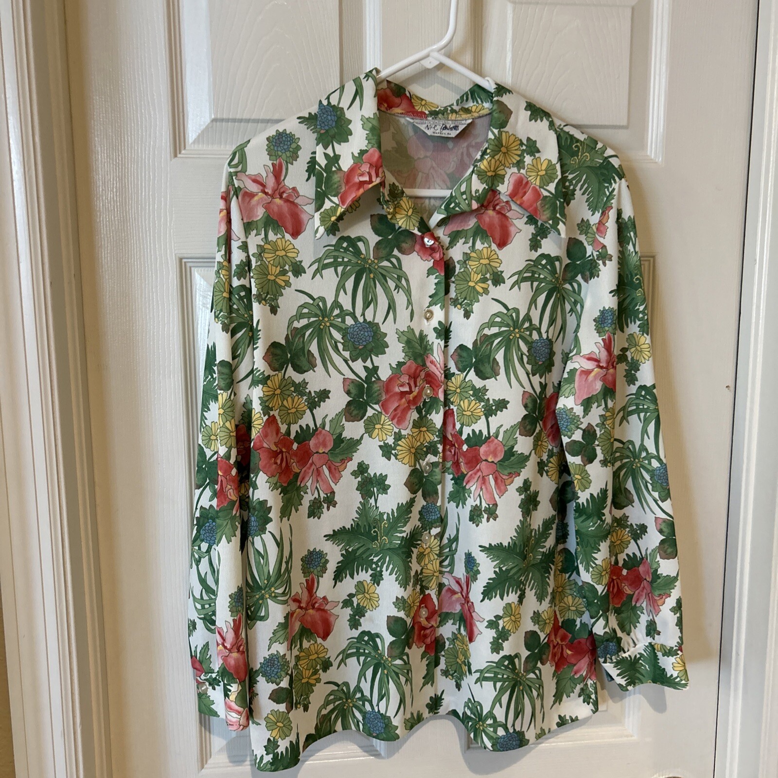 Vintage 1970s Dagger Collar NPC Fashions Pink Floral Shirt
