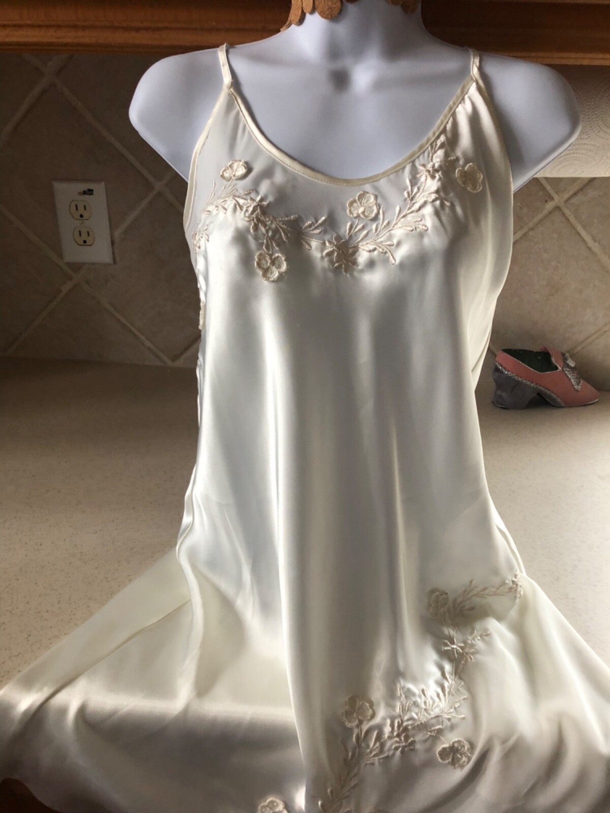 GLADYS COLLECTION VINTAGE IVORY FULL SLIP WITH APPLIQUÉ.