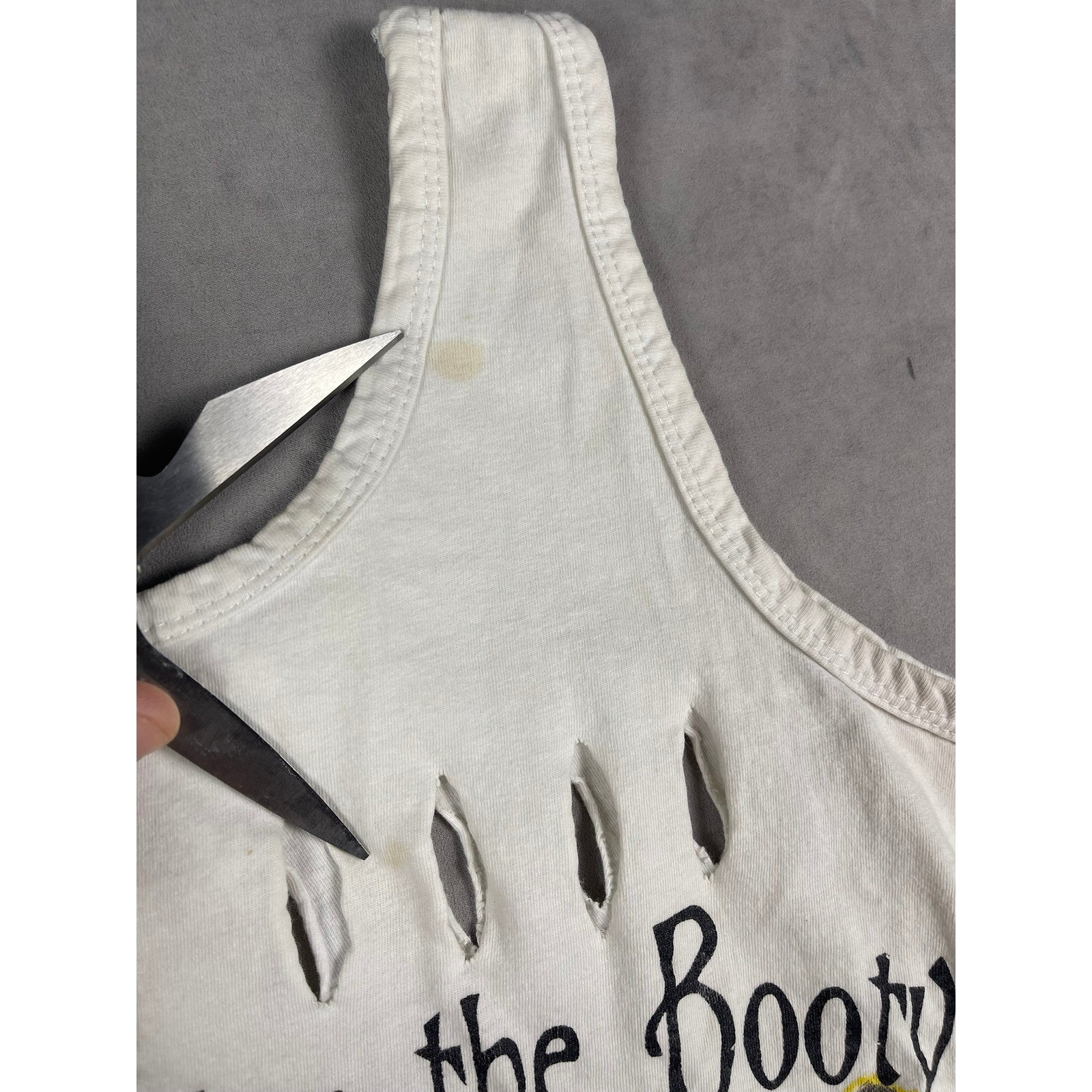 Vintage Bahamas Surrender the Booty Pirate Skull Distressed Fringe Tank Top L
