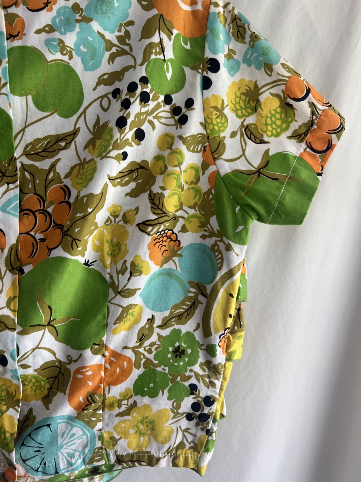 Vintage 60s Ship’n Shore Women’s Crop Shirt Back Buttons Ruffles Fruit Size S/M