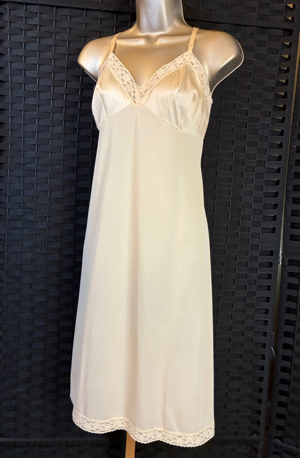 Vintage VANITY FAIR FULL SLIP Beige Size 38 L NYLON Semi Sheer Office Siren