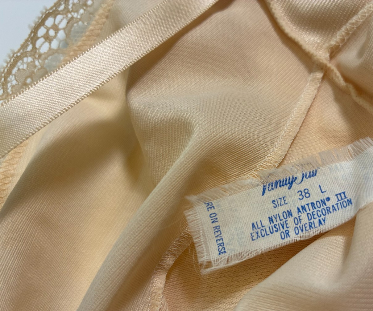 Vintage VANITY FAIR FULL SLIP Beige Size 38 L NYLON Semi Sheer Office Siren