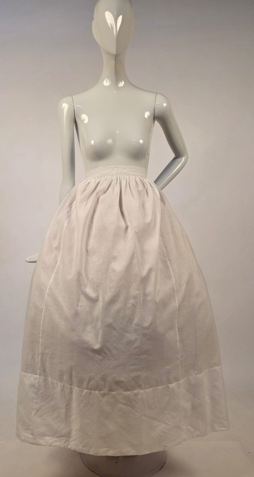 VICTORIAN 19TH C PLAIN WHITE COTTON BUSTLE SKIRT / PETTICOAT