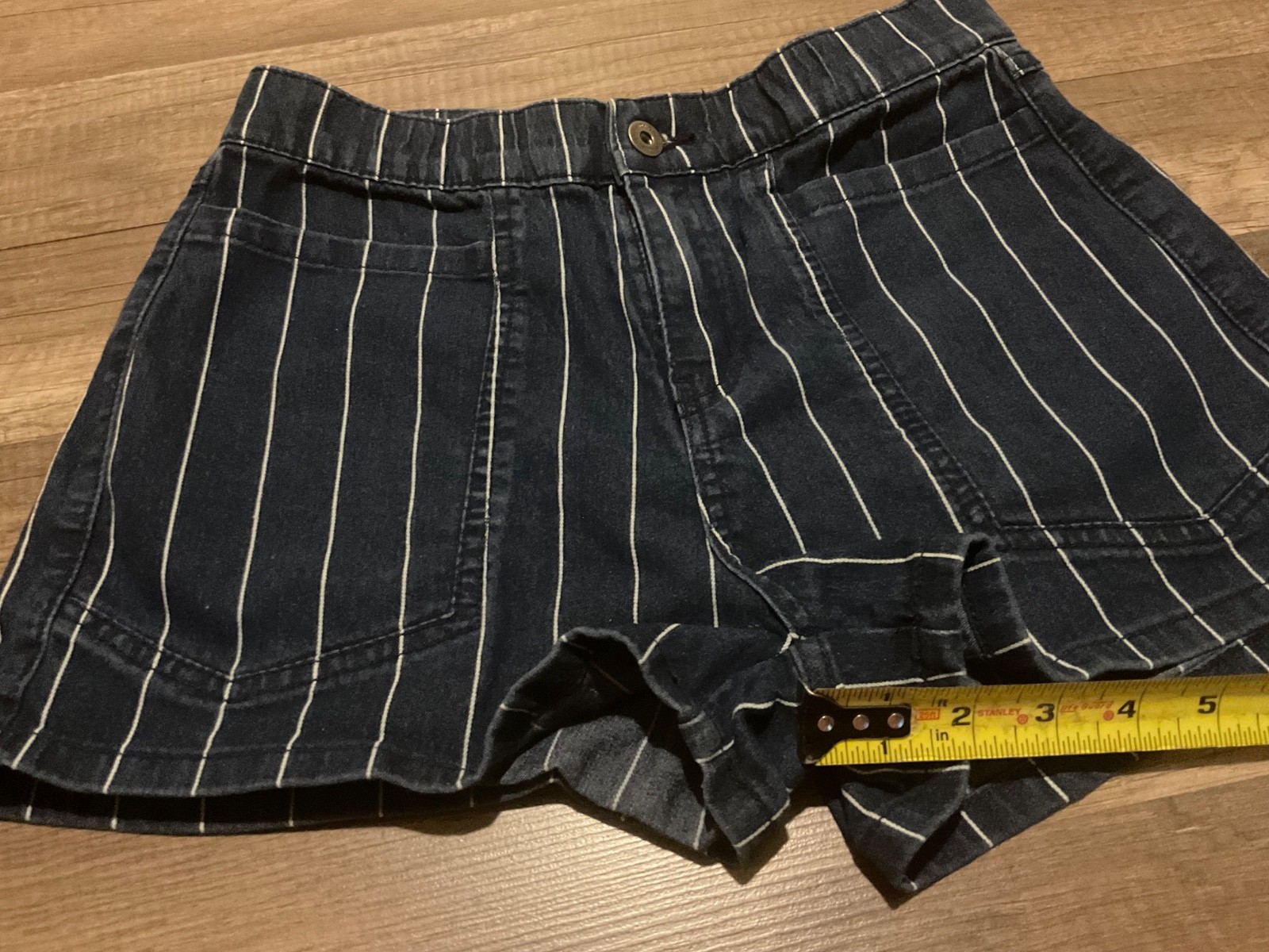 UNIONBAY WOMENS HIGH RISE VERTICAL STRIP STRETCH DENIM SHORT (SIZE 9) DARK WASH