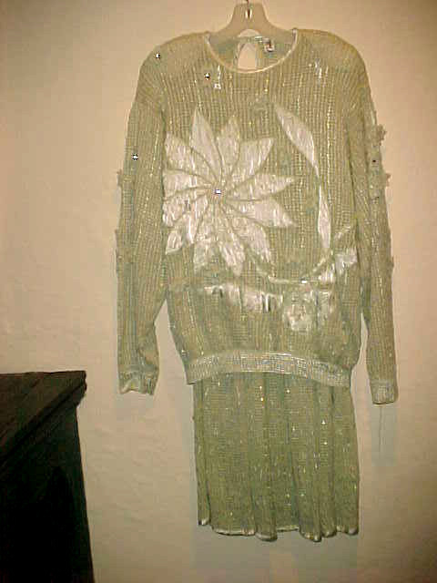 VINTAGE WOMANS 2 PIECE KNIT OUTFIT WITH MANY APPLIQUES CELERY GREEN S/M