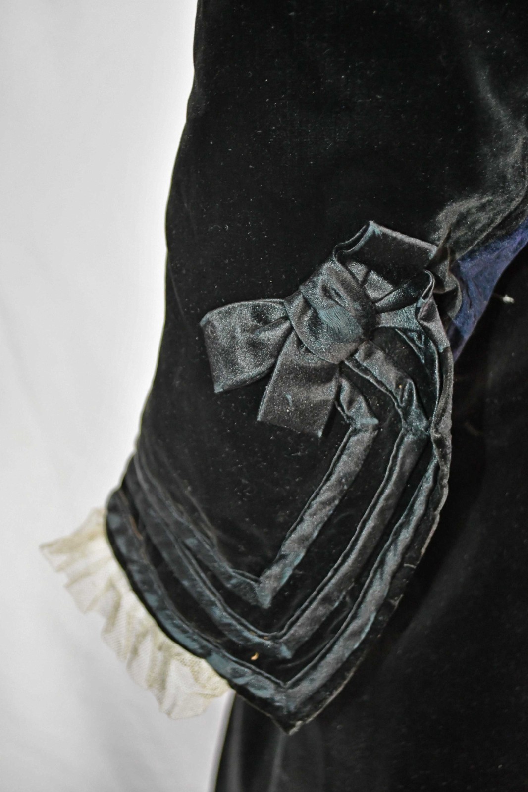VICTORIAN TRAINED VISITING DRESS, 3 PC VELVET OUTFIT, 1880s, MUSEUM DEACCESSION