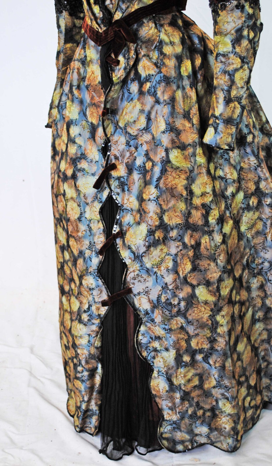 VICTORIAN 2 PIECE PATTERNED BROCADE SILK TAFFETA VISITING DRESS 1890, MUSEUM