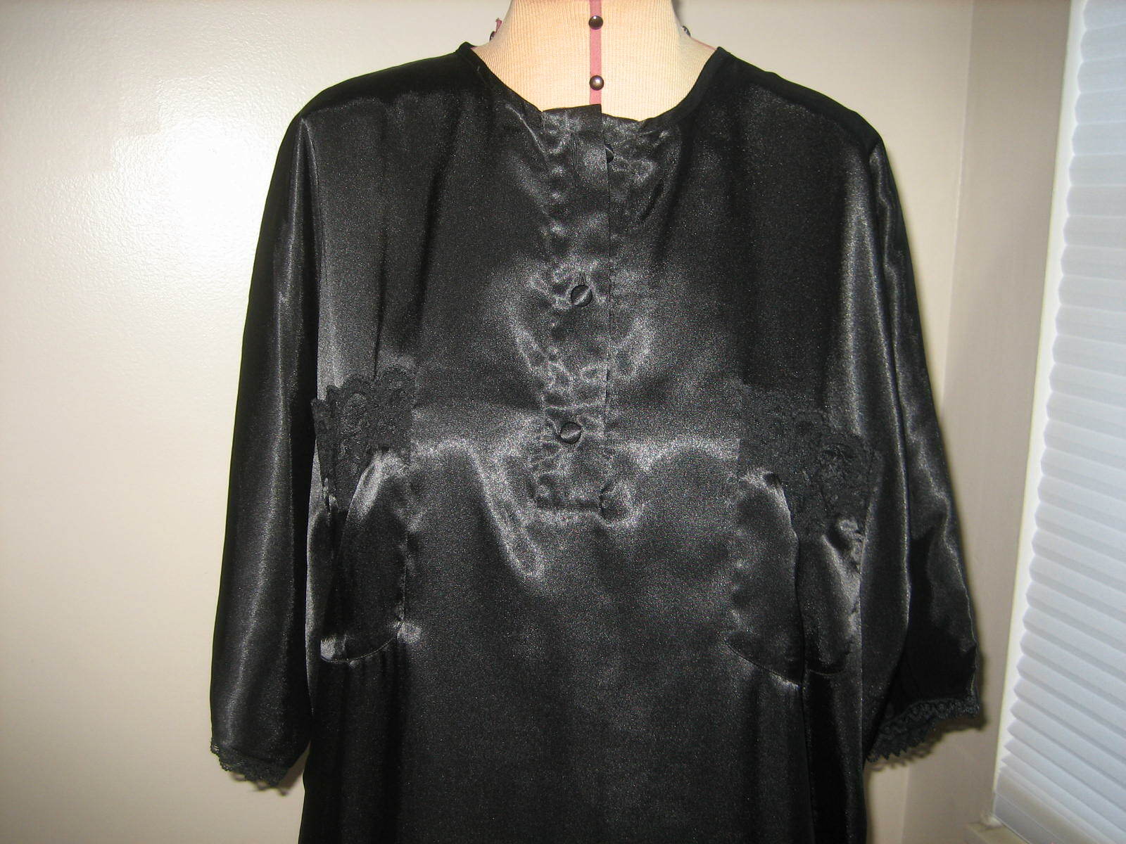 INTIMATE PLEASURES Polyester Black Short Sleeve Night Gown – Size 14 / 16