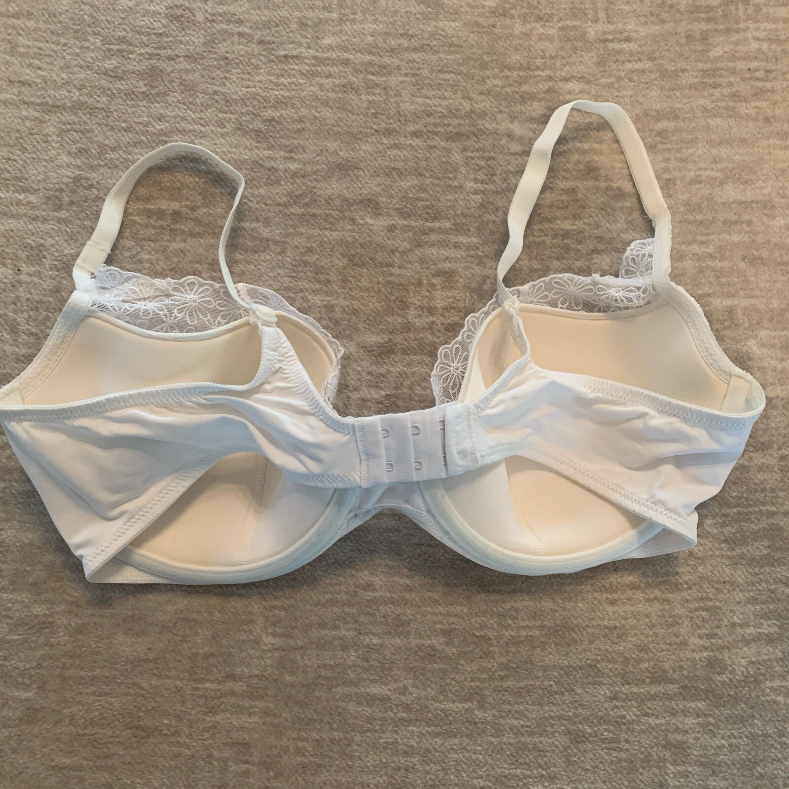 VASSARETTE style 75-899 vintage soft padded UW White LACE bra 42C Very Feminine