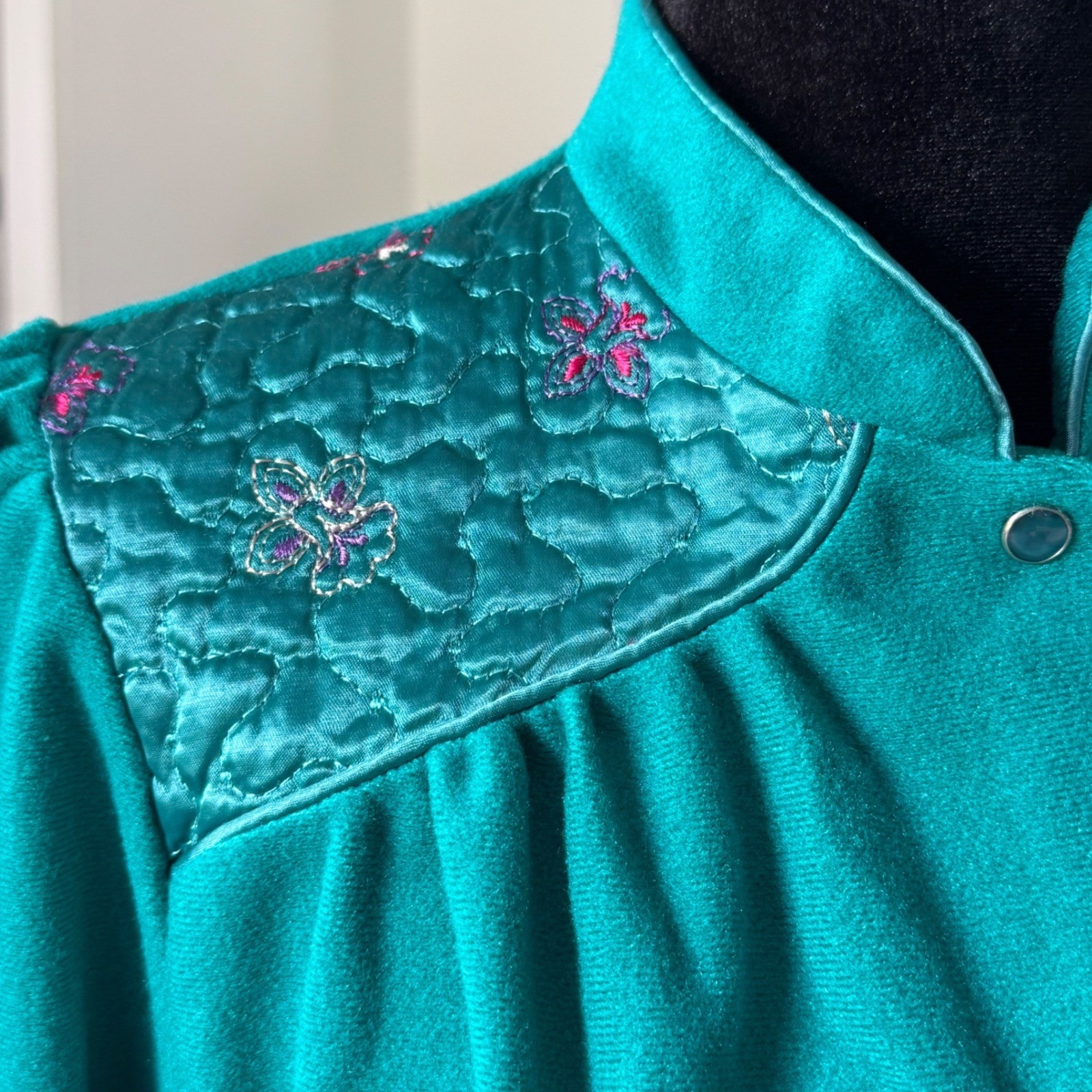 Vintage Teal Robe Quilted Satin Floral Shoulder Snap Front 70s 80s USA Grandma