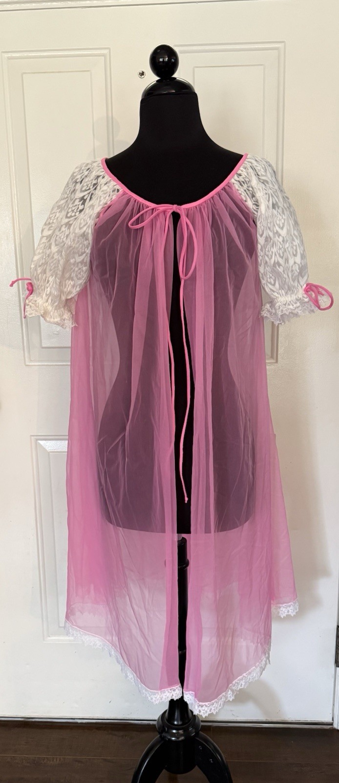 Vintage 1960s Le Voy’s Short Peignoir Pink & Lace Robe -Petite-Nylon & Lace USA