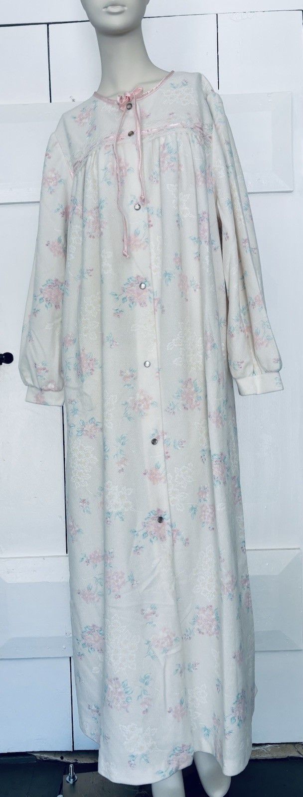 Vintage Vandemere Women House Coat Long Robe Nightgown Fleece Lace Floral Pocket