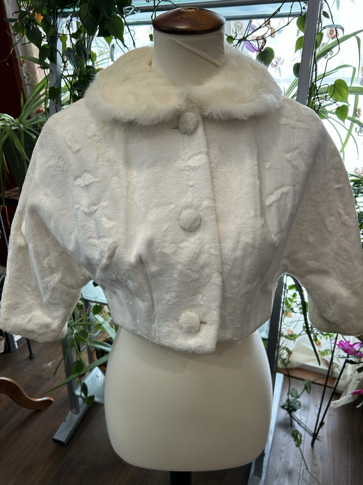 VTG White Ivory Faux Fur Cropped Button Up Jacket with Collar