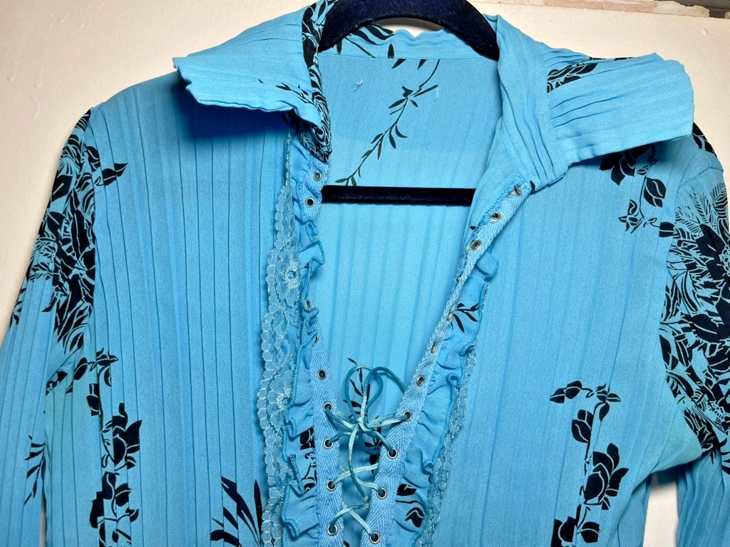 UNIQUE Vintage Bright Blue Pleated Pirate Blouse w/ Black Floral Print *NO TAG*