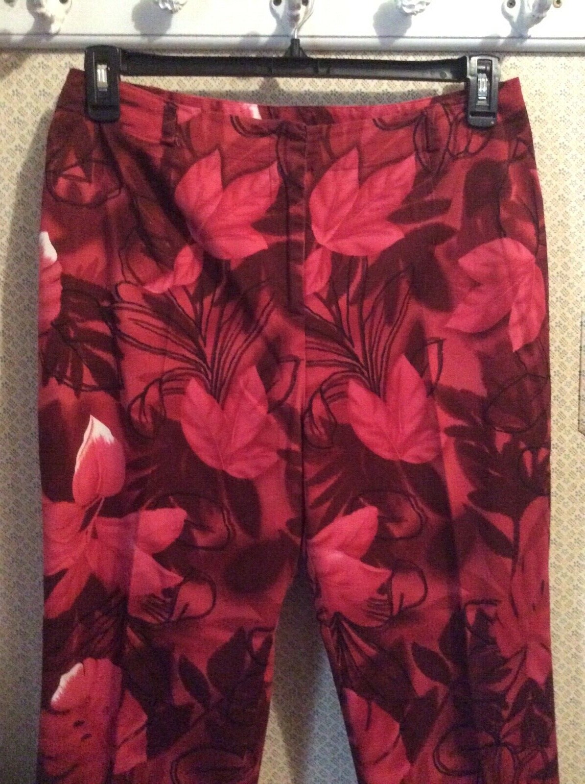 Tropical RED Leaf Print Leslie Fay L 12 Capri Pant Floral Stretch & Pockets